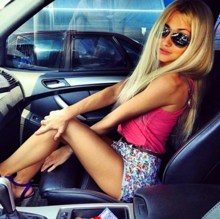 Blondes on steep cars