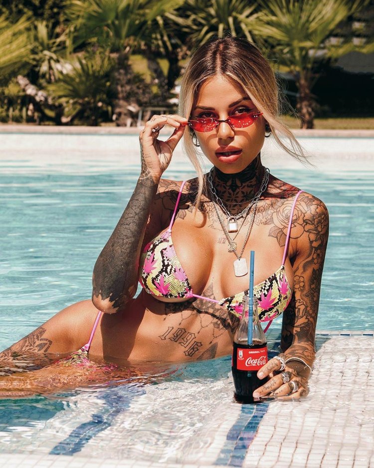 Model Zoe Christopholi