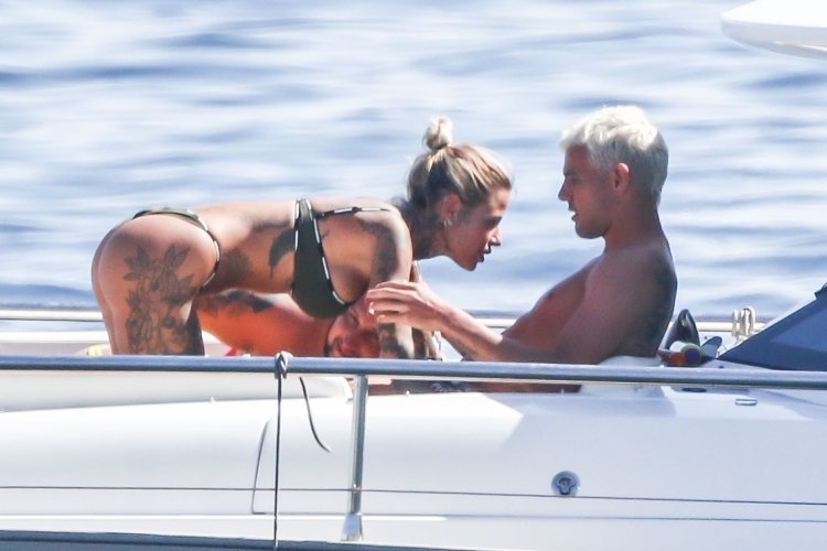 Theo Ernandez with a girl on a yacht