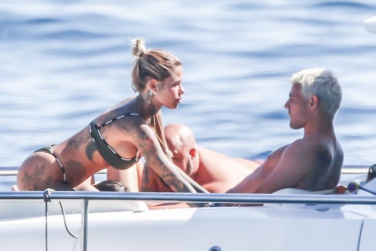 Zoe Christopholi legs