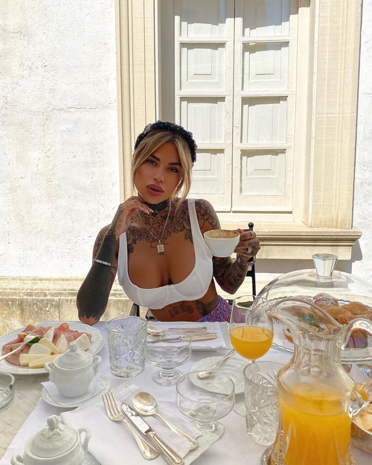 Model Zoe Christopholi