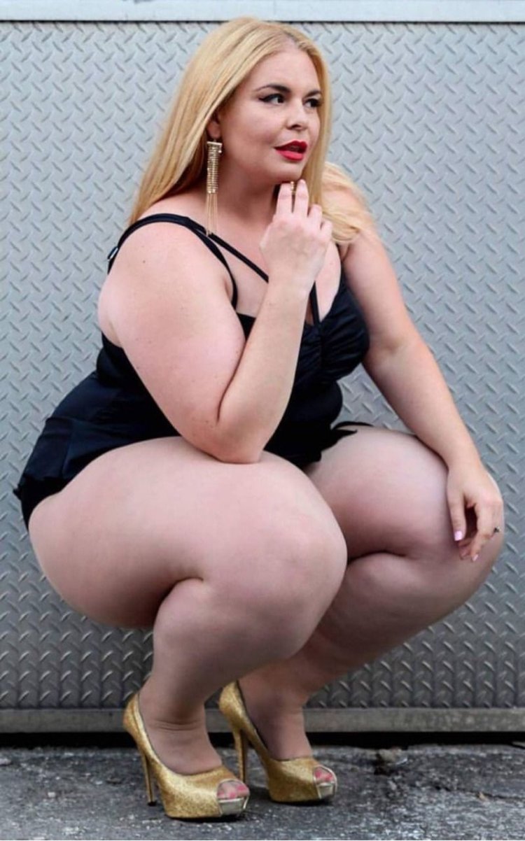 Amber Curve-Plus-Size model