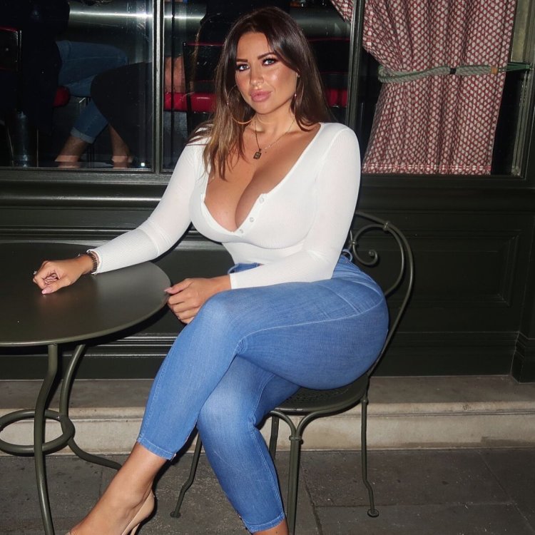 @Djhannahb Hannah in bikini