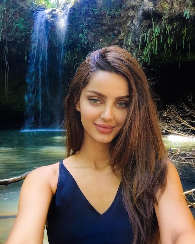 Women Iranki beautiful selfie