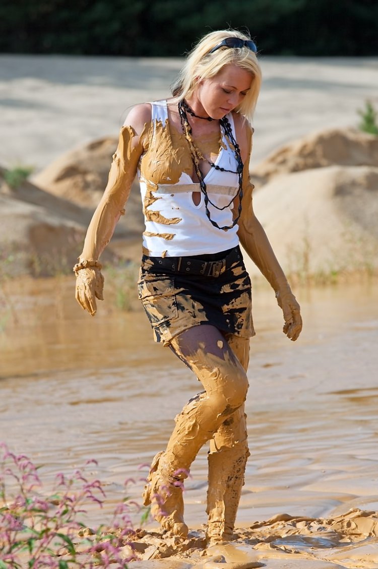 Blondes are beautiful in mud