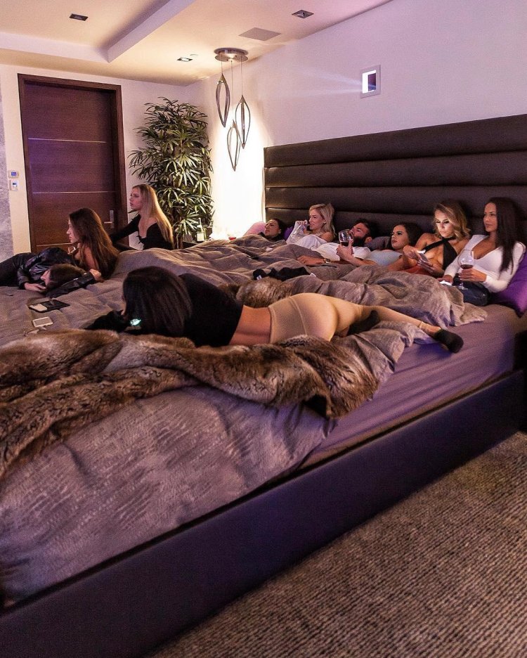 Dan Bilserian with girls in bed