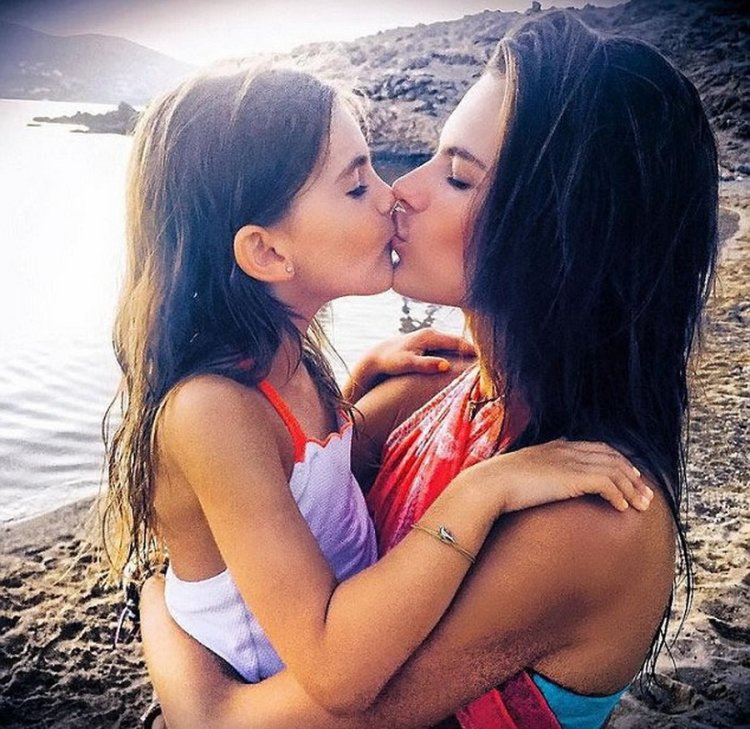 Alessandra Ambrosio Kiss daughter
