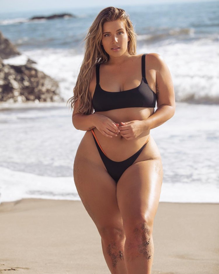 Ashley Alexis Plus-Size model