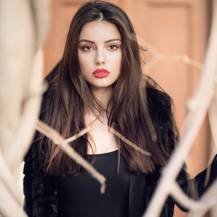 Models of a brunette girl