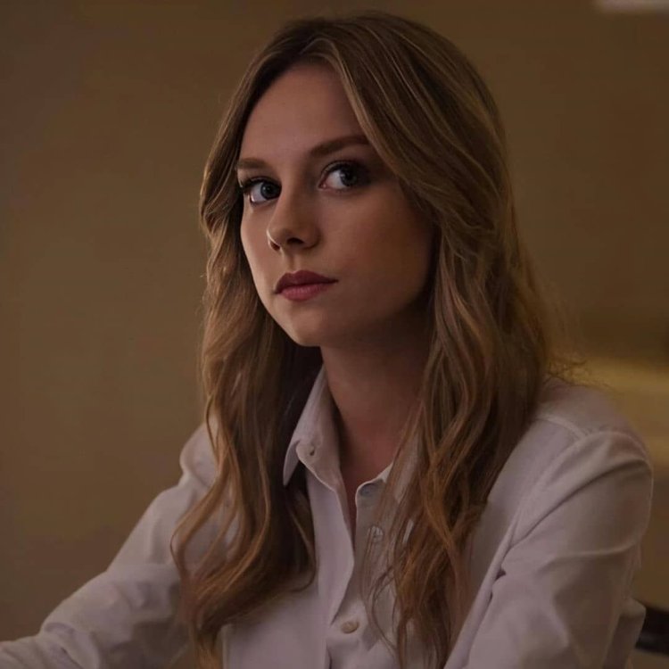 Ester Exposito Elite Karl