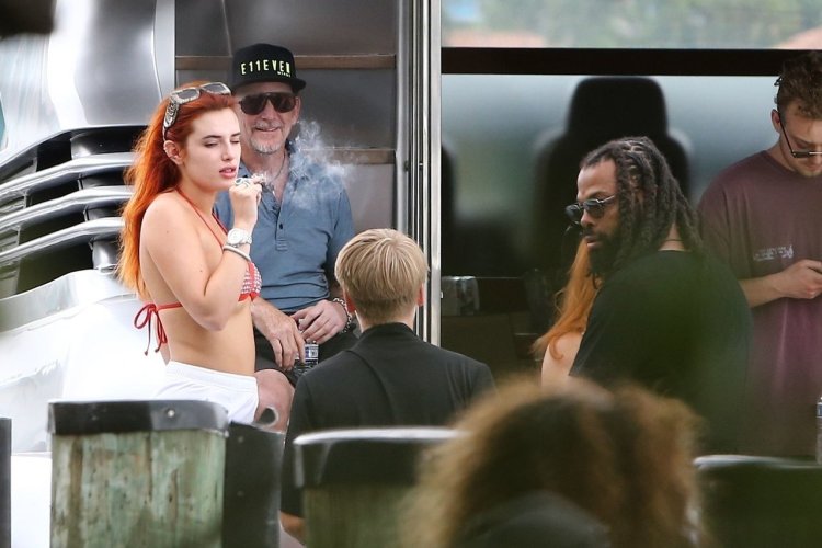 Bella Thorne Paparazzi chest