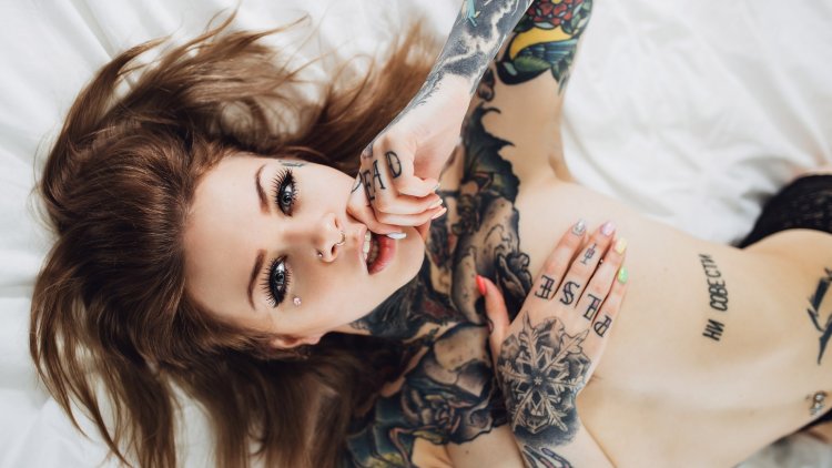 Anna Batman Suiside Tatto Model