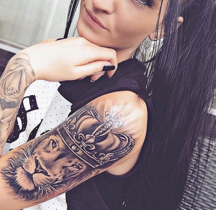 Female sleeve with a lion