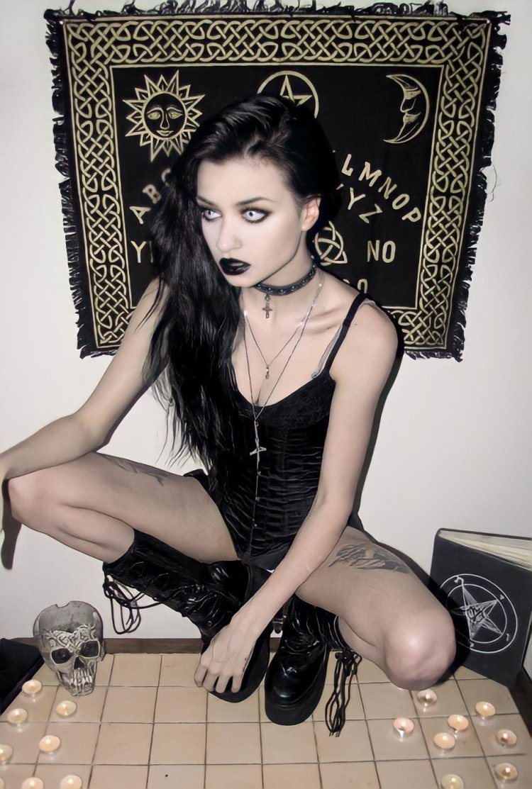 Gothic cosplay Georgina Kinkeid