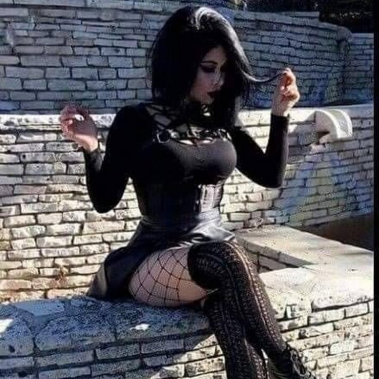 Maria Amanda Gothic Gerl legs