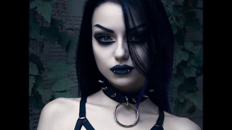 Maria Amanda Gothic Gerl legs