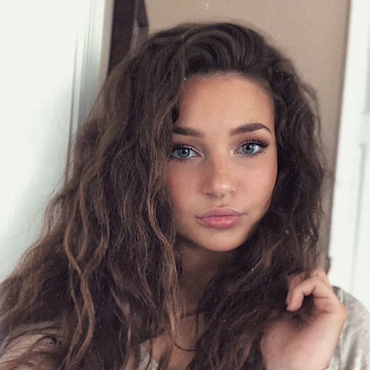 Brunettes with wavy hair with blue eyes