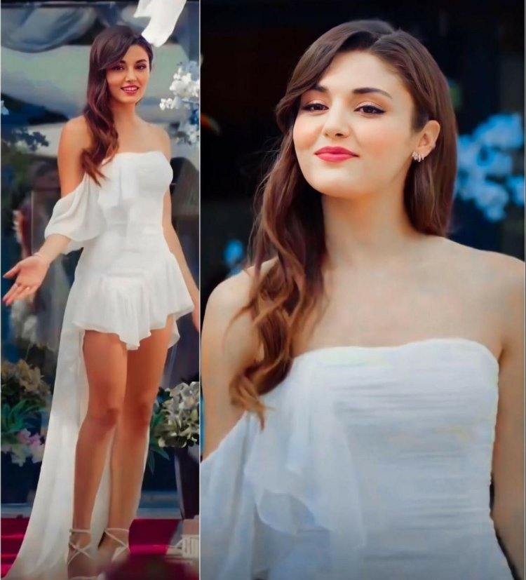 Hande Erchel dimples