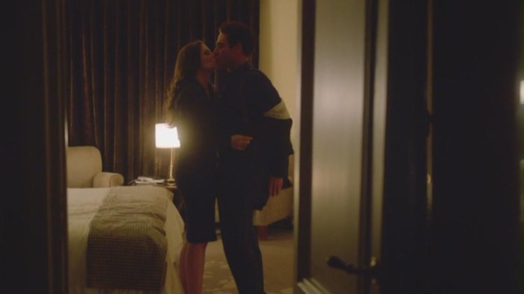 Haley Etwell black mirror bed scene