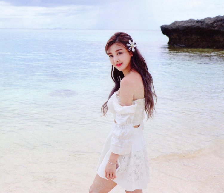 Park Ji Hyo and Sana