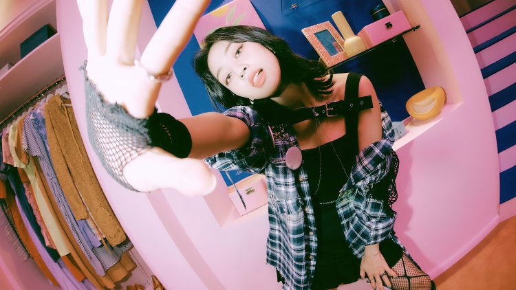 Jiho in the video The Feels