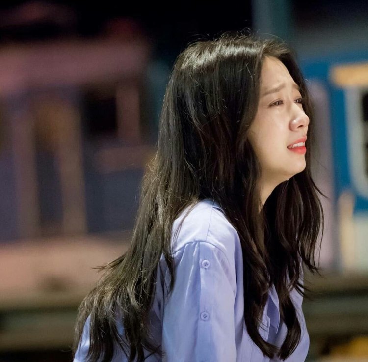 Park Shin Hye cries