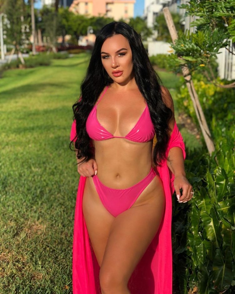 Louise Ella in jeans