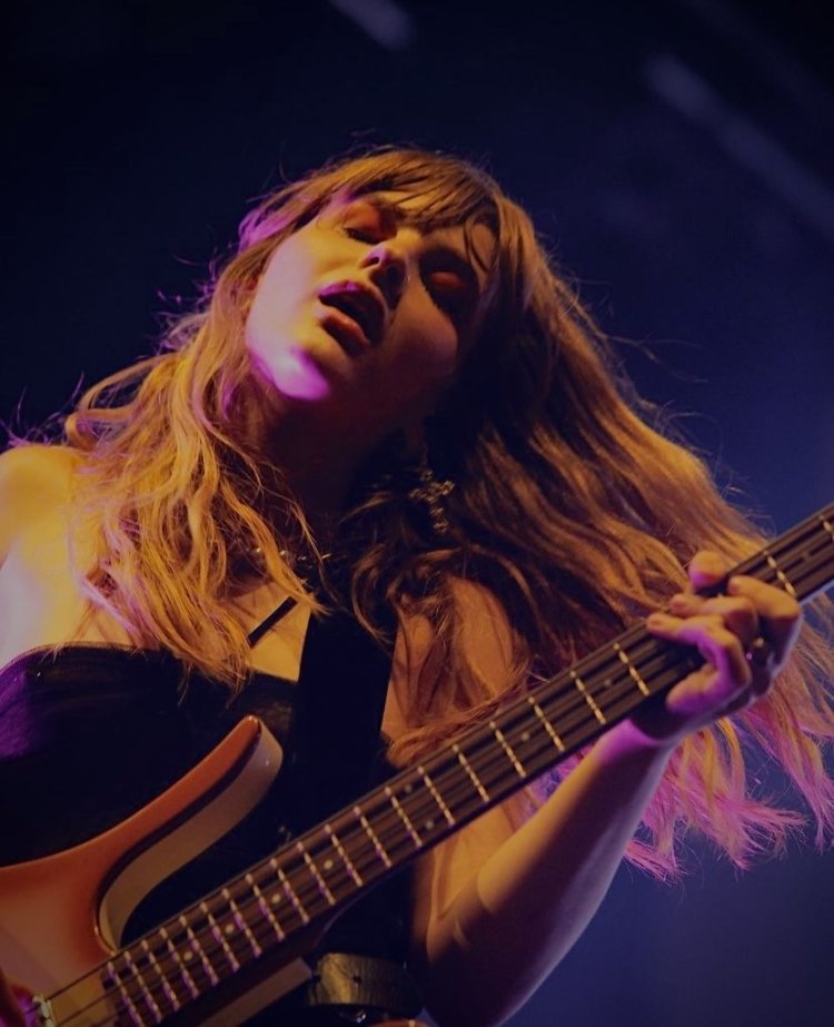 Bass guitar Victoria de Angelis