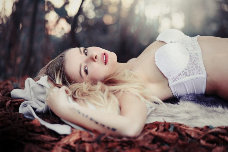 Pictures on the desktop of the girl blonde