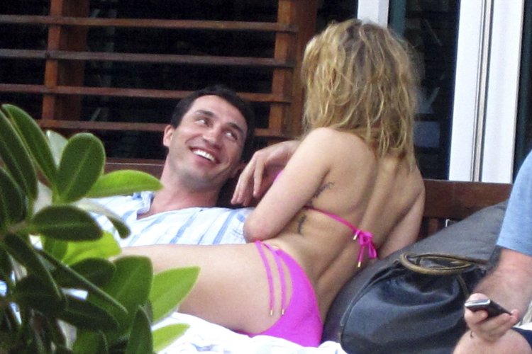 Hayden Panetteri Hot photo tickling