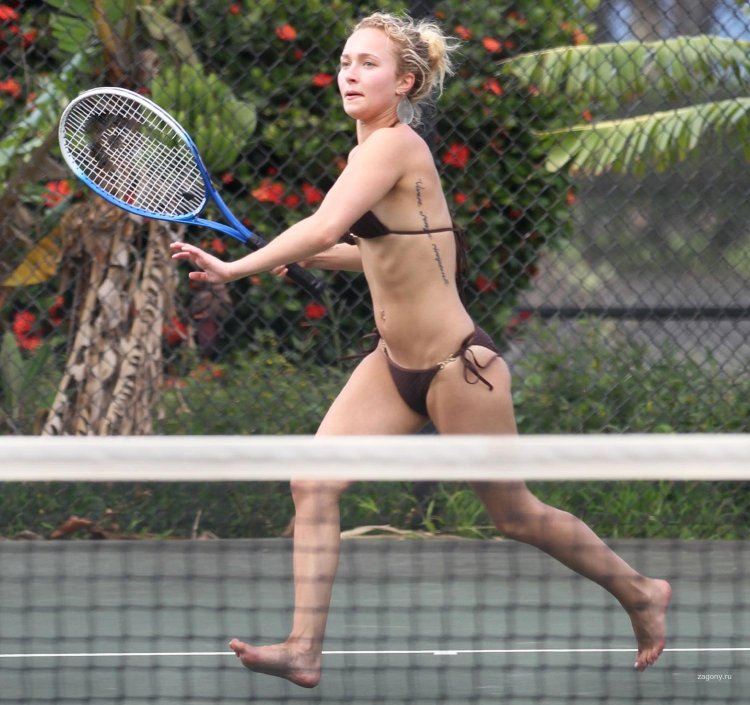 Tennis in bikini