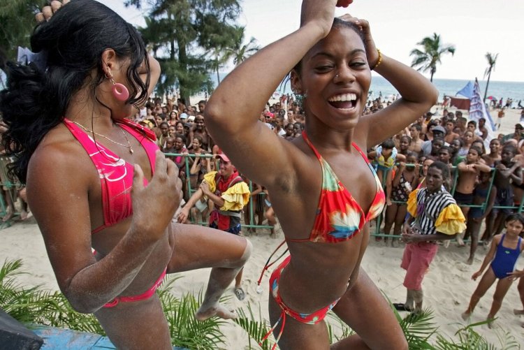 Cuban girls on the beach