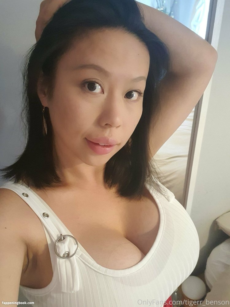 AVA Addams 2019 neckline