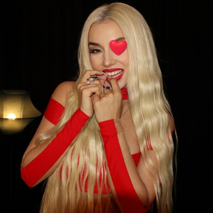 Ava Max 2022 without makeup