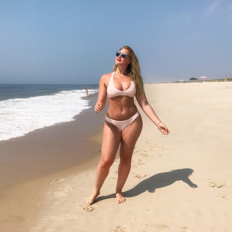 Model Plus Saiz Iskra Lawrence on the beach
