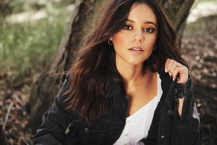 Jenna Ortega in jeans