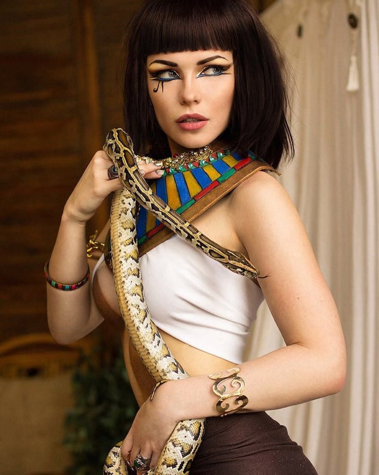 Irina Meyer Cosplay Cleopatra