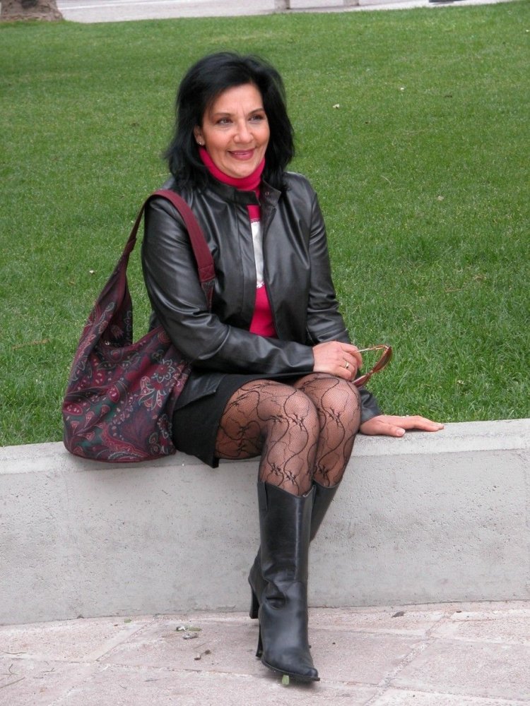 Mature Upskirt Nylon Private