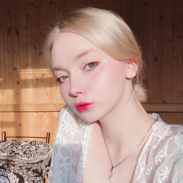 Girl Pale simple photo