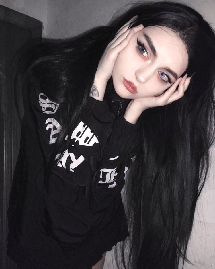 E Gerl with black hair