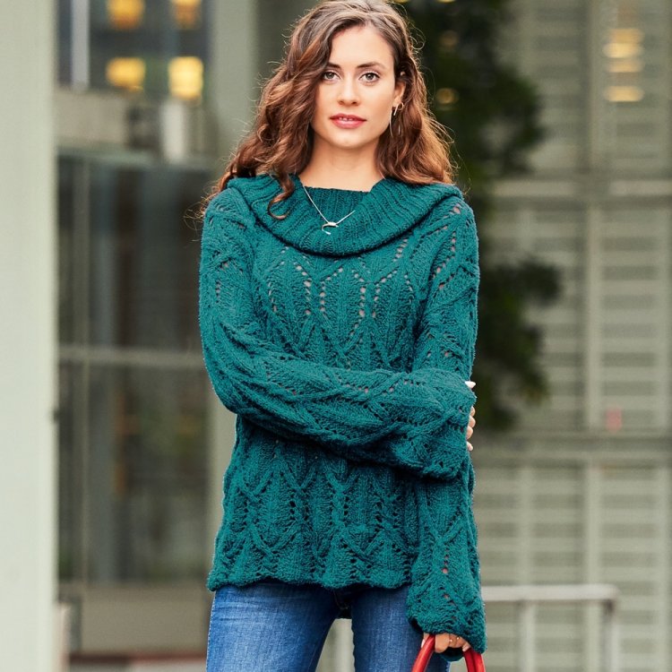 Green Pulover is true