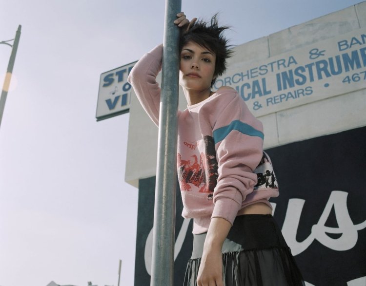 Shannin Sossamon photo on the wallpaper on the phone