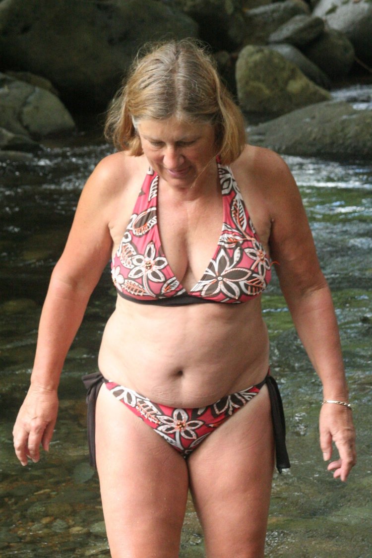 Braless MOM Social Networks