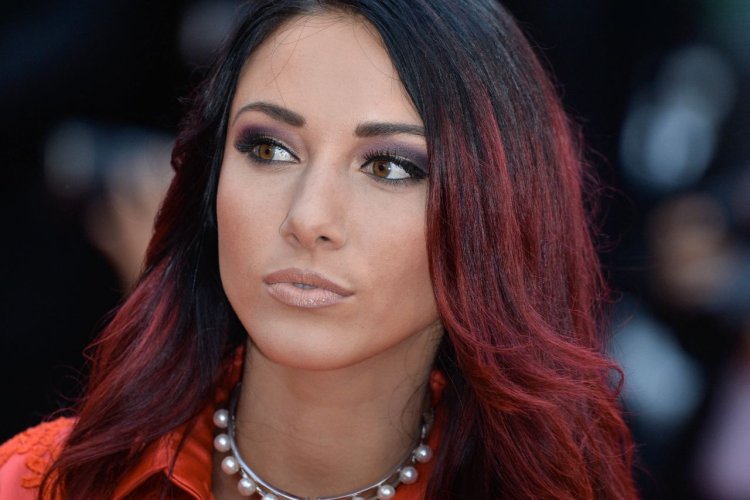 Delphine Wespiser Leaked dress