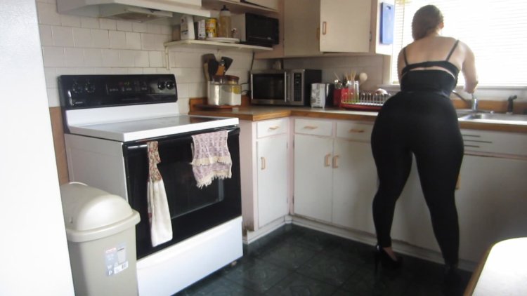 Mal Malloy в леггинсах