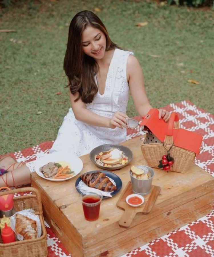 Korean girlfriend on a picnic