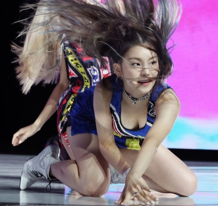 Itzy yuna breast