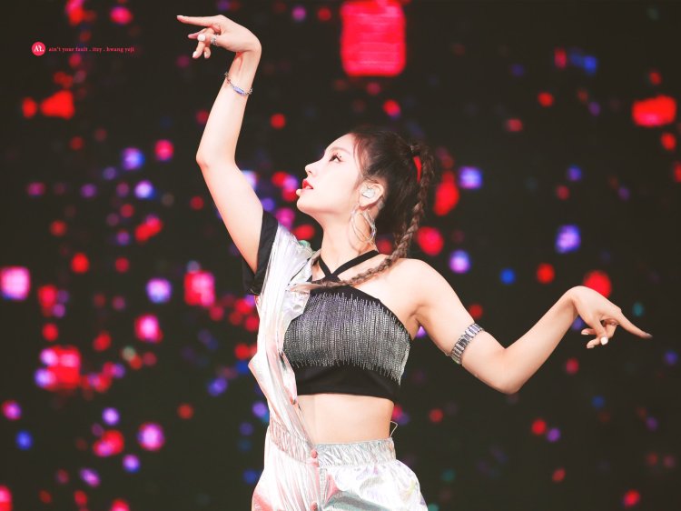 Itzy Yuna on stage