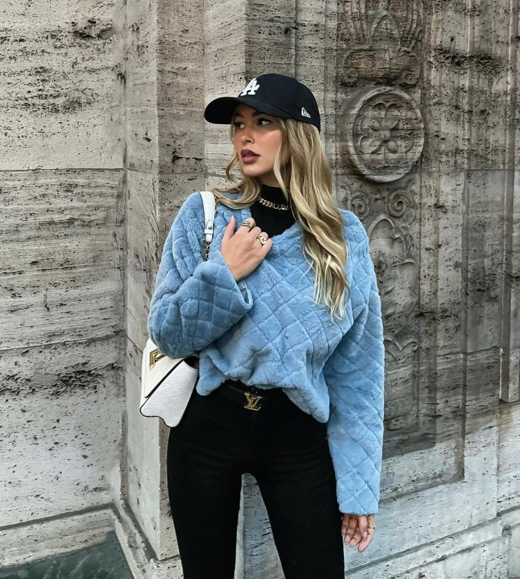 Elena Kamperi Instagram