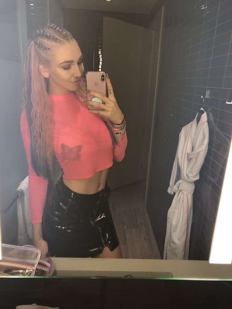 Kendra Sanderland In Mirror